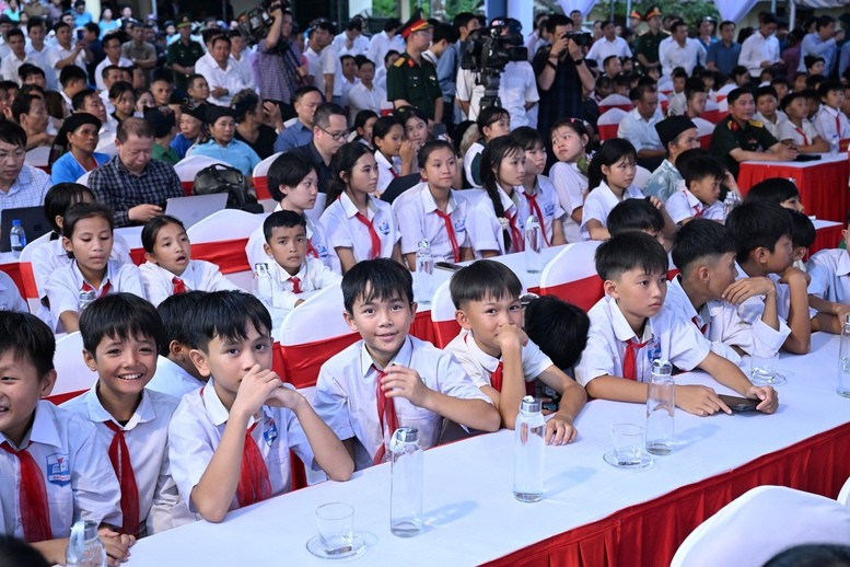 Các em học sinh dự lễ khởi công Trường nội trú liên cấp tiểu học, THCS Bát Mọt - Ảnh: VGP/Nhật Bắc