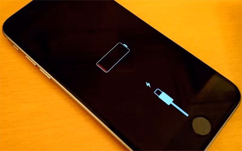 Nguồn điện không ổn định như cổng USB máy tính sẽ khiến sạc kém hiệu quả, nên cắm sạc trực tiếp vào ổ điện.