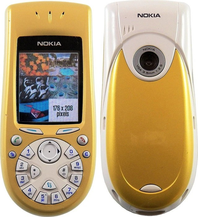 4. Nokia 3650 có bàn phím hình tròn như điện thoại quay số cổ, khiến người dùng mới phải mất thời gian làm quen.