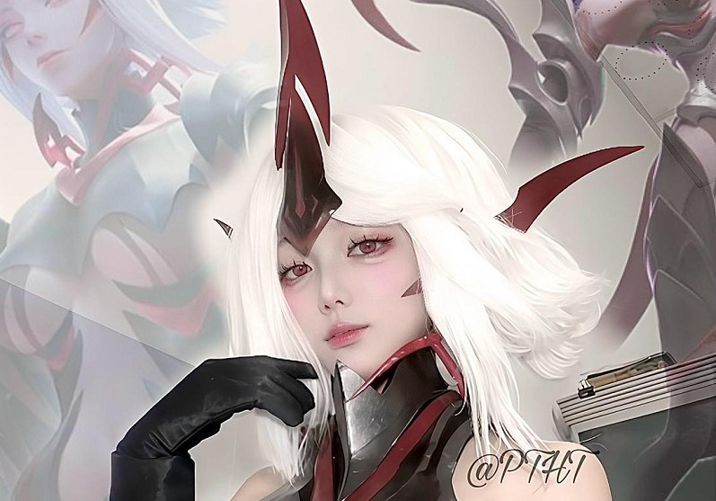 Mới đây, nữ coser Việt Phan Thị Hoài Thương khiến cộng đồng game thủ xôn xao với màn hóa thân cực ấn tượng thành Violet Huyết Ma Thần.