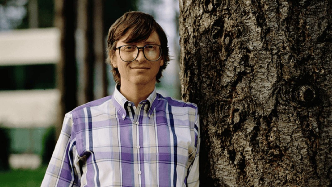 Ông không chỉ học giỏi lý thuyết mà còn làm lập trình viên tại TRW System Group, công ty phát triển hệ thống không gian cho cả quân sự lẫn dân sự.