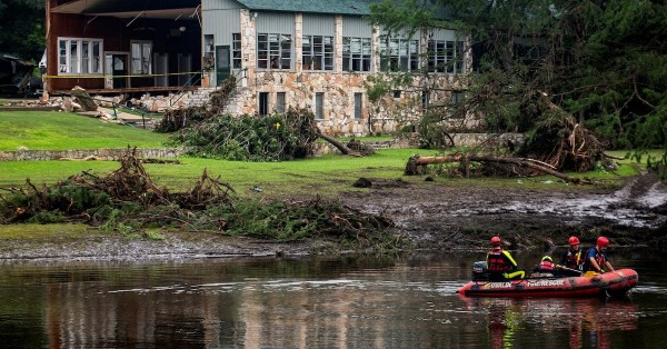 Các đội cứu hộ vẫn tiếp tục nỗ lực tìm người sống sót trong bối cảnh số người thiệt mạng đã vượt quá 100. Ảnh Reuters.