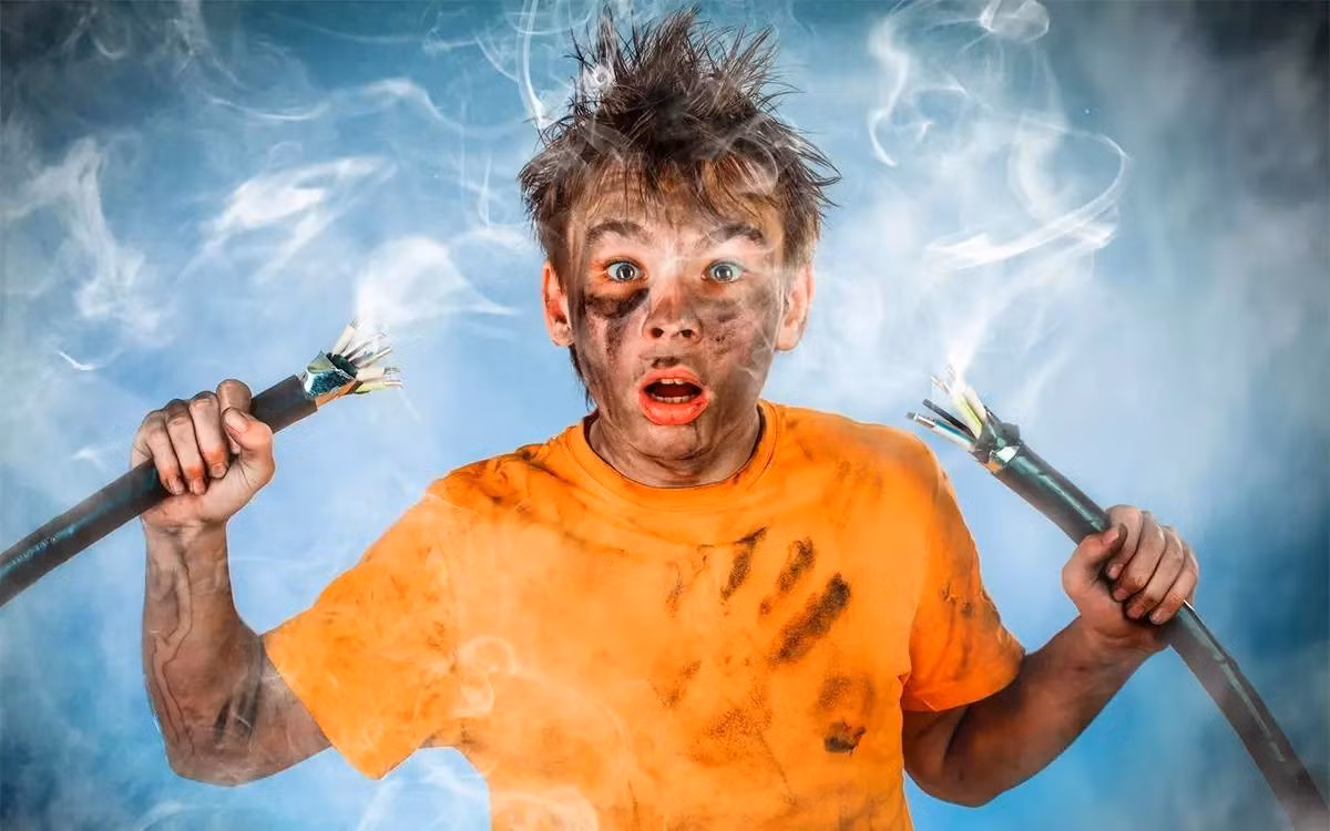 Quan trọng nhất, không đứng trong nước hay đi chân trần khi thao tác để tránh rủi ro điện giật nguy hiểm.