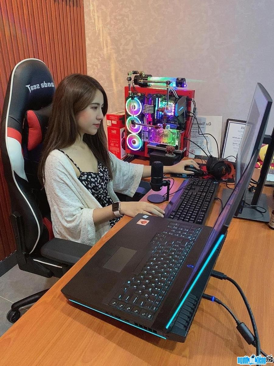 Người xem cảm thấy dễ chịu và thư giãn nhờ không khí nhẹ nhàng, chân thật trong các buổi live. (Ảnh: nguoinoitieng.tv)