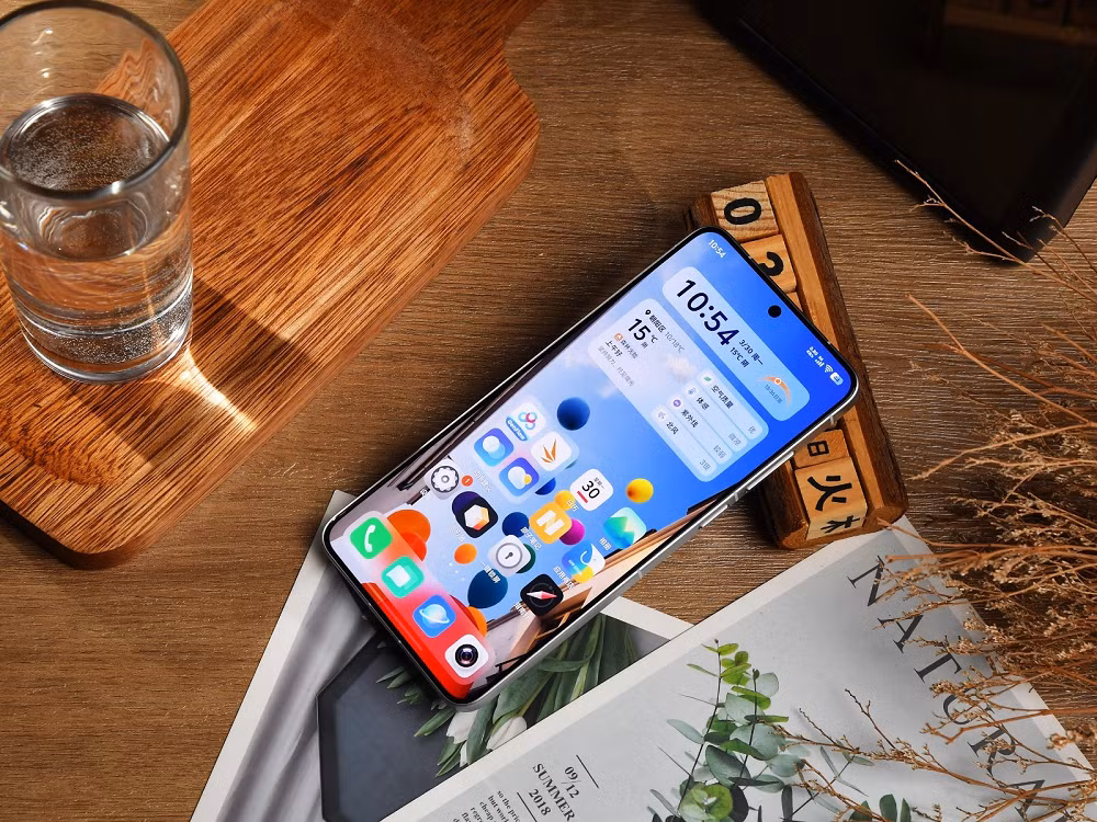 Máy sở hữu thiết kế khung nhôm, mặt kính trước sau, đạt chuẩn chống nước IP68 + IP69.