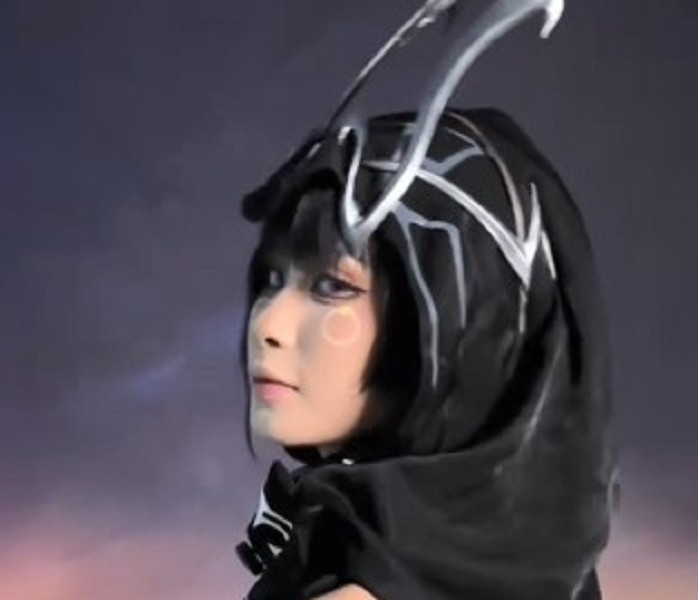 Mới đây, màn cosplay tướng Azzen’Ka trong Liên Quân Mobile giúp cô nàng gây bão toàn mạng xã hội.