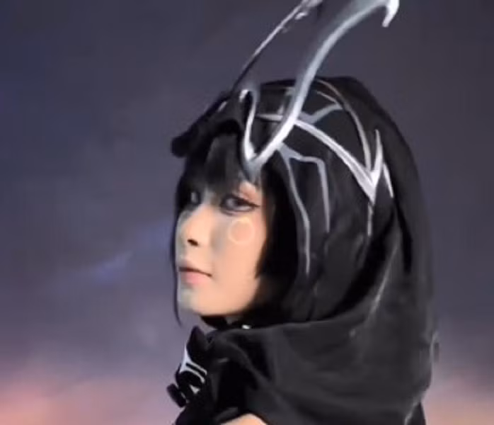 Mới đây, màn cosplay tướng Azzen’Ka trong Liên Quân Mobile giúp cô nàng gây bão toàn mạng xã hội.