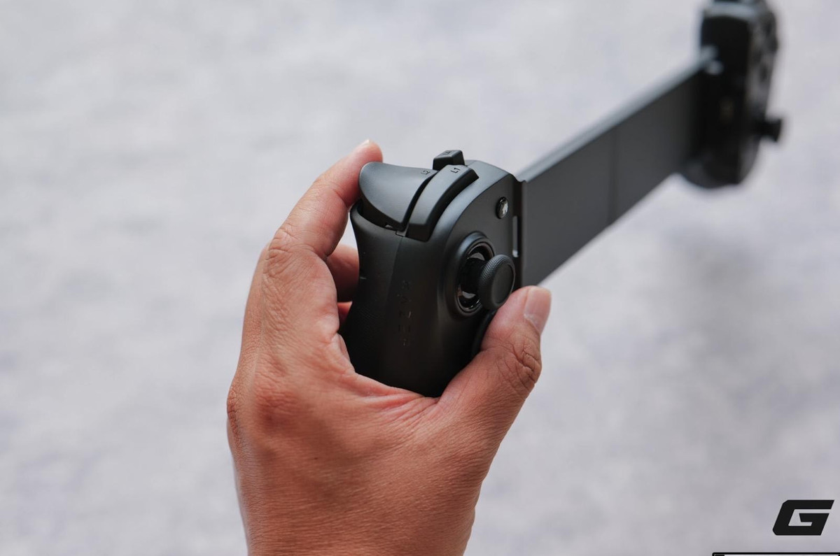 Khi gắn iPad vào, cảm giác như đang sử dụng một cỗ máy handheld “khổng lồ” với màn hình lớn sắc nét, rất đã mắt khi chơi game.(Ảnh: Genk)