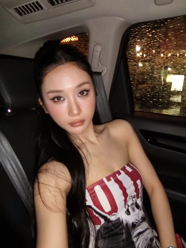 Cô sở hữu vóc dáng nhỏ nhắn, mảnh mai, giúp dễ dàng chinh phục nhiều kiểu trang phục khác nhau.