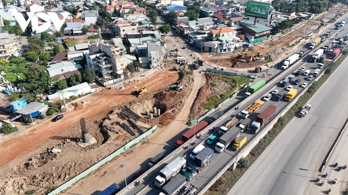 Tình trạng vắng bóng cột trụ, thiếu vắng móng cọc tại nhiều vị trí trọng yếu cho thấy dự án đang đi sau kế hoạch một khoảng cách đáng báo động.