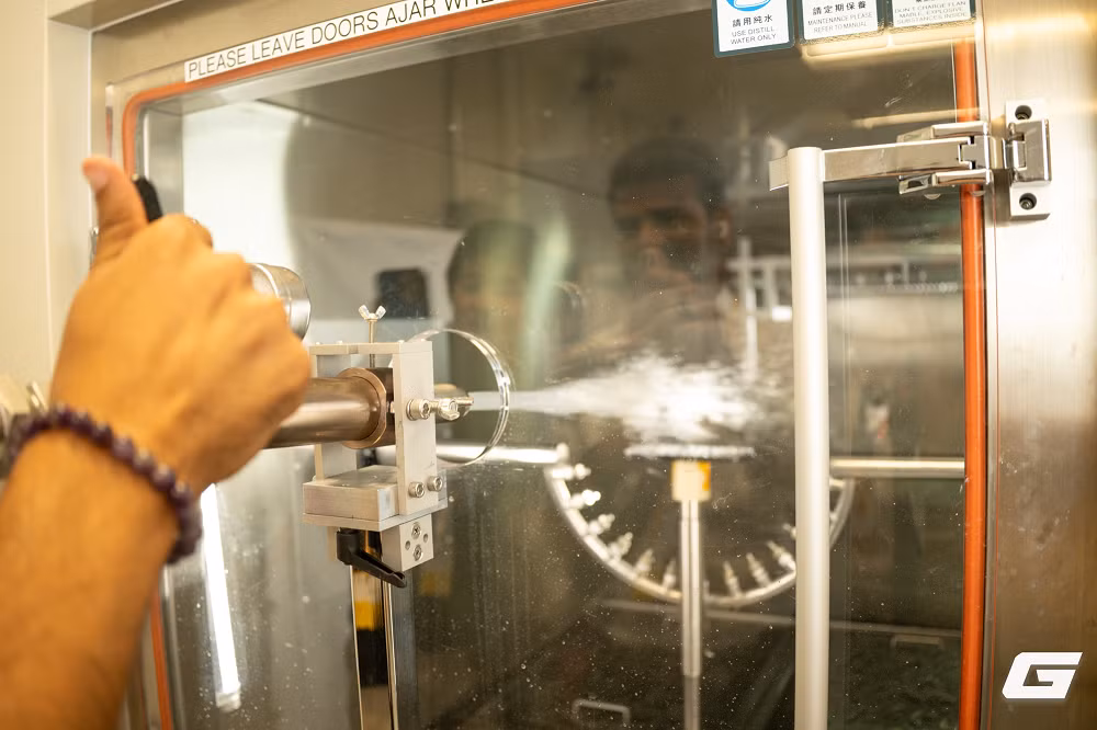 Về khả năng kháng nước, các mẫu như iPhone 16 Pro đạt chuẩn IP68 phải vượt qua nhiều cấp độ từ nước nhỏ giọt, tia áp lực cao đến ngâm sâu trong bể áp suất. (Ảnh: Genk)