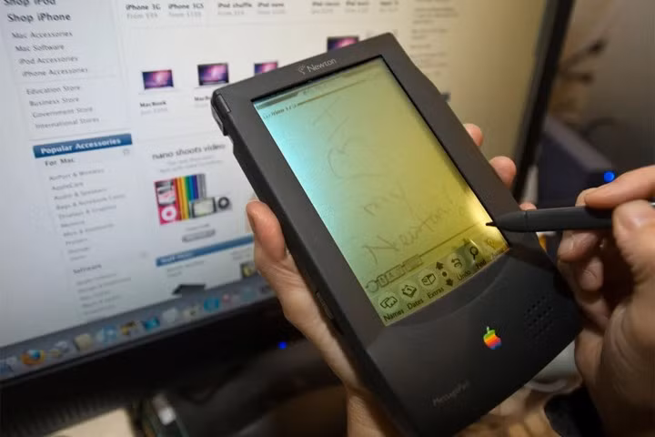 Đặc biệt, Apple Newton - thiết bị từng được Steve Jobs giới thiệu lại trở thành một cú trượt dài vì quá đắt đỏ và kém hiệu quả.