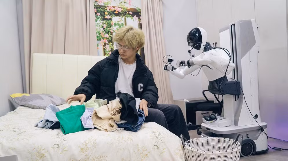 Robot hình người đang xuất hiện dày đặc trên truyền thông Trung Quốc với các màn nhảy múa, chạy marathon và đấu võ gây tò mò toàn cầu.