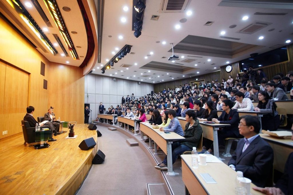 Còn tại Đại học Quốc gia Seoul (SNU), nhà trường phát hiện gian lận bằng AI trong môn thống kê và quyết định tổ chức thi lại.