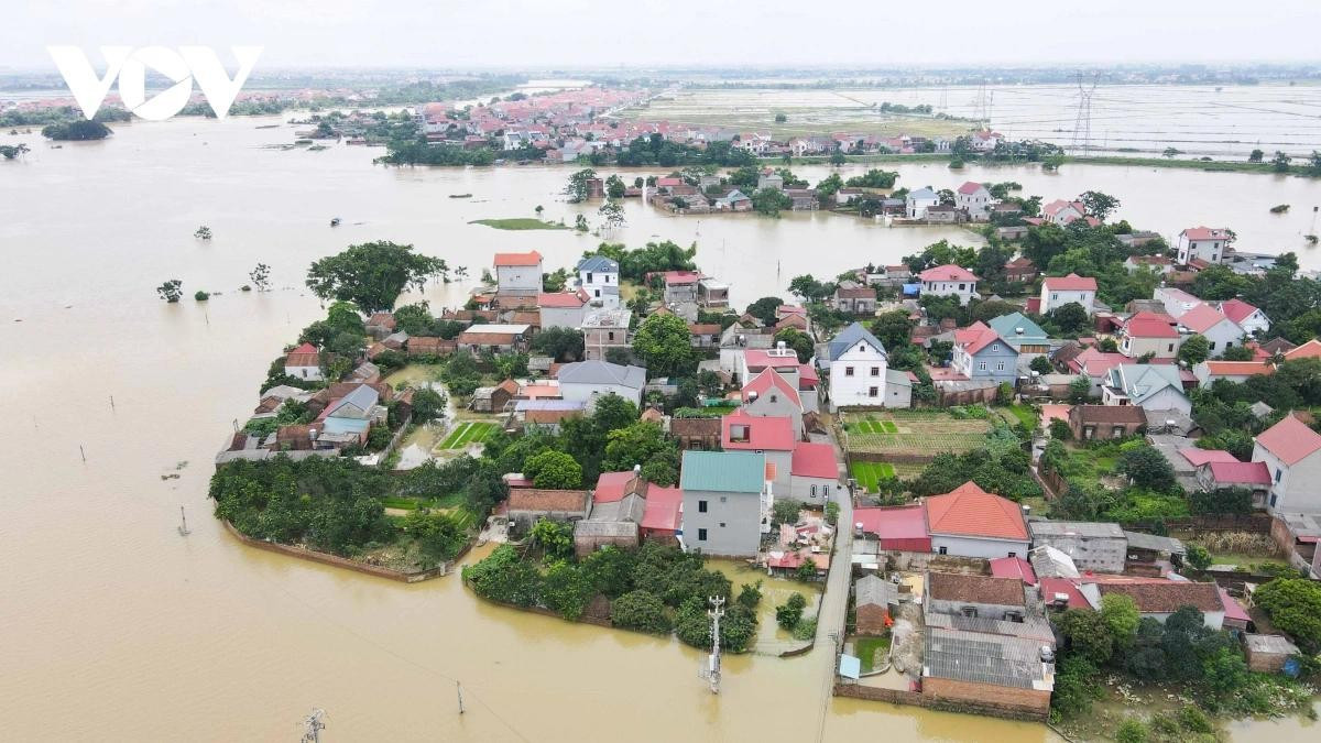 Từ góc nhìn trên cao mực nước sông Cầu dâng cao khiến người dân xã Mai Trung, huyện Hiệp Hòa bị cô lập trong biển nước do nằm ở vị trí có lưu vực dòng sông di chuyển mạnh.