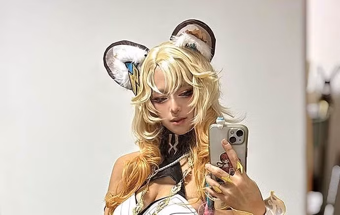 Nhiều ý kiến cho rằng hành động này là phân biệt chủng tộc, dù Tina khẳng định đó chỉ là nỗ lực trung thành với nguyên tác.