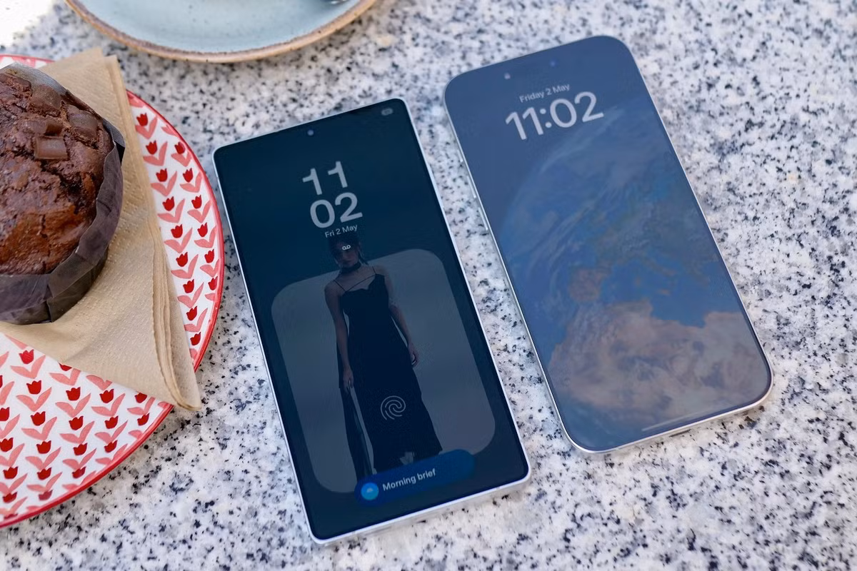 Người dùng không cần nghiêng máy hay che tay để nhìn rõ nội dung trên màn hình.(Ảnh: markettimes)