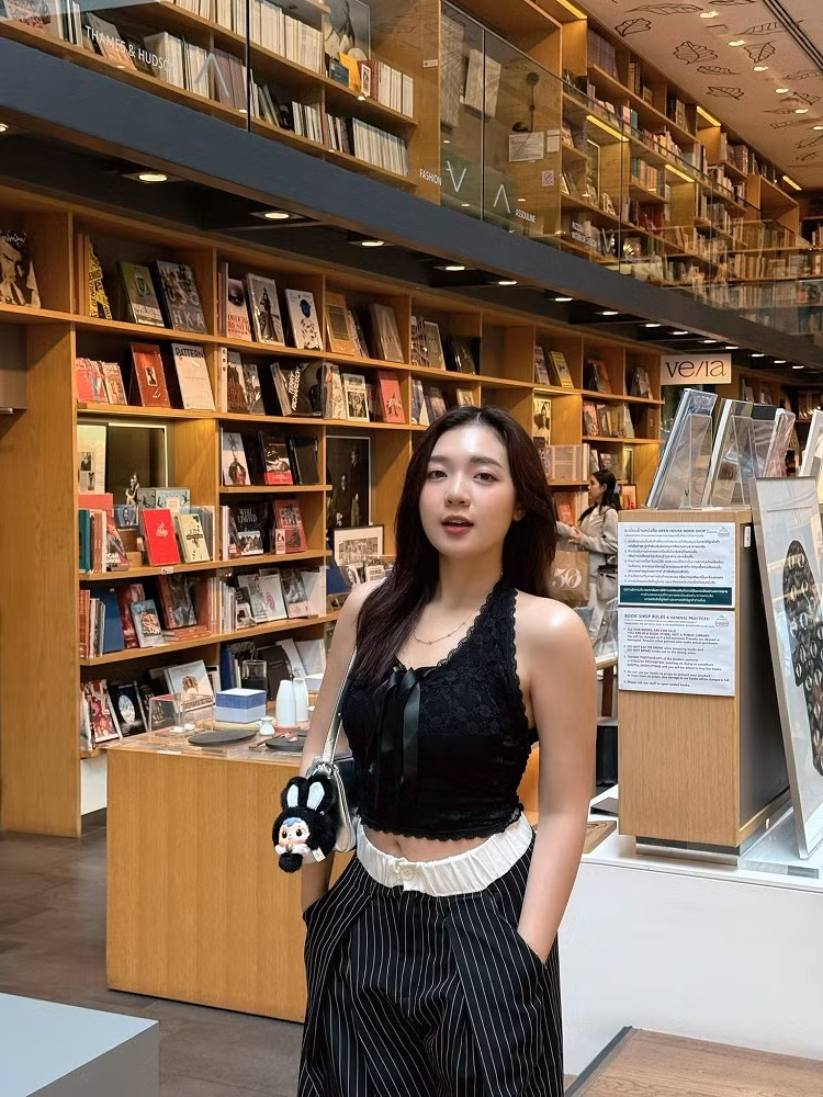 Điểm nhấn của Phương Thảo không chỉ ở nhan sắc mà còn ở cách thể hiện tự nhiên, sang trọng nhưng vẫn gần gũi.