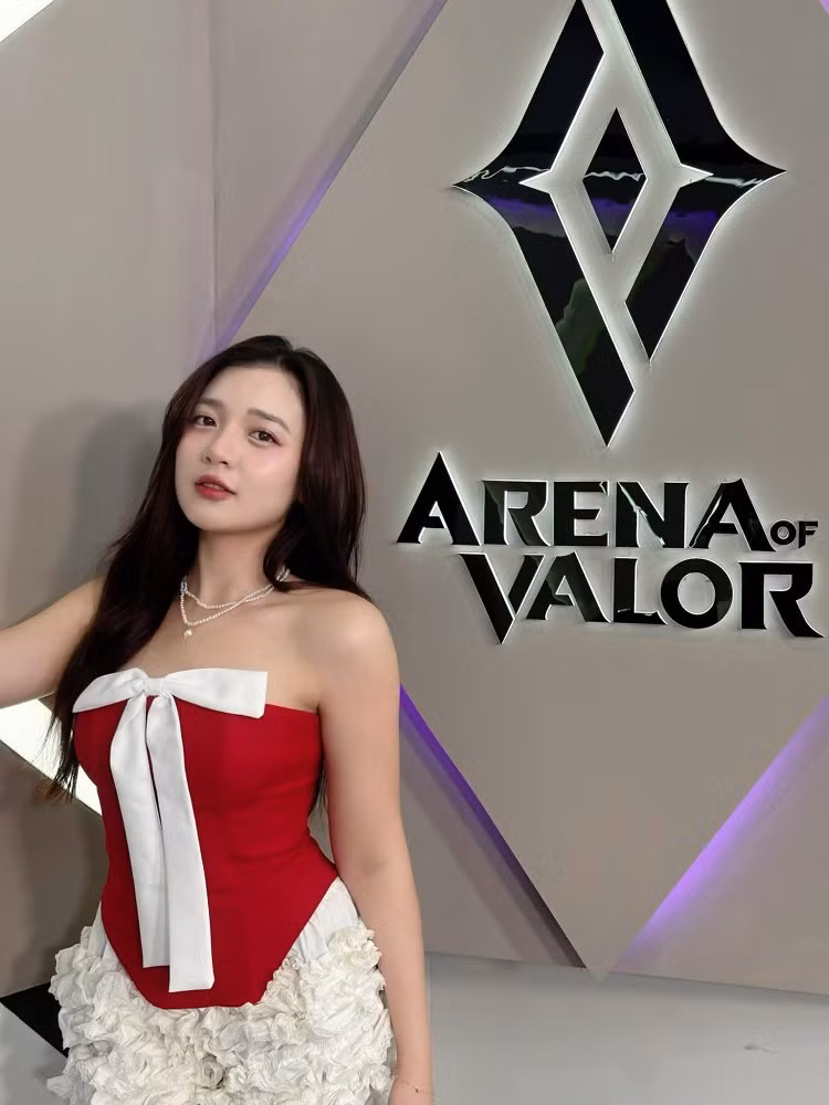 Dù không phải người bắt trend sớm, MC Phương Thảo vẫn khiến cộng đồng mạng “bấn loạn” với màn thể hiện cực cuốn trong trend “Tongue Sweet Come”.