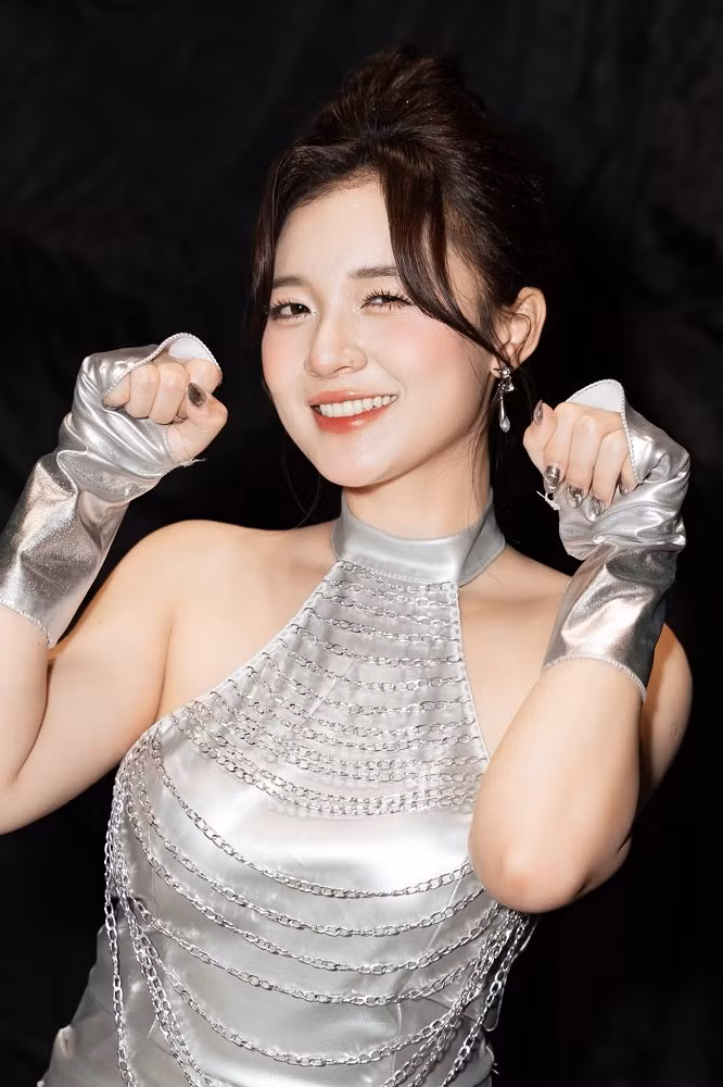 Video lần này cho thấy cô đầu tư chỉn chu từ trang phục, góc quay đến biểu cảm, đủ để nổi bật giữa hàng loạt bản bắt trend khác.