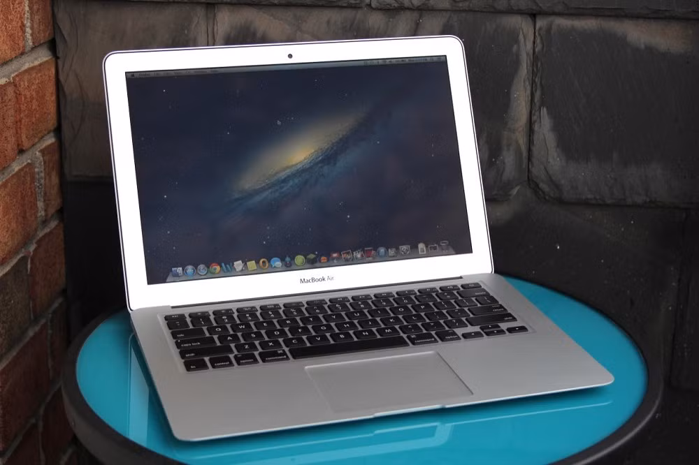 Phần lớn người dùng nhầm chúng là lỗ thoát nhiệt hoặc chi tiết trang trí.