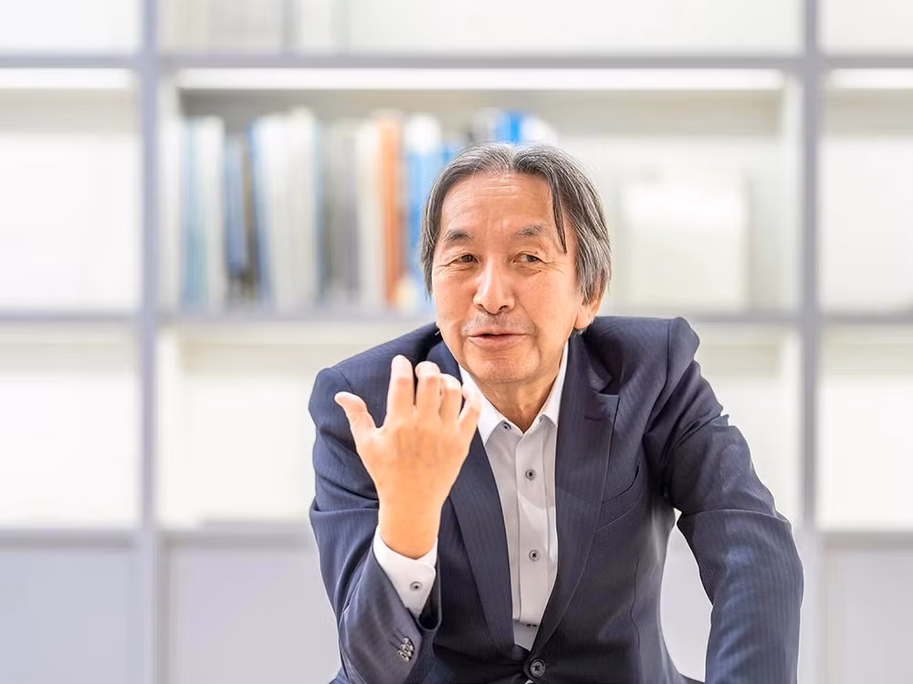 Ông phát minh ra mã QR vào năm 1994 khi nhận thấy mã vạch truyền thống không còn đáp ứng được nhu cầu theo dõi linh kiện trong sản xuất hiện đại.