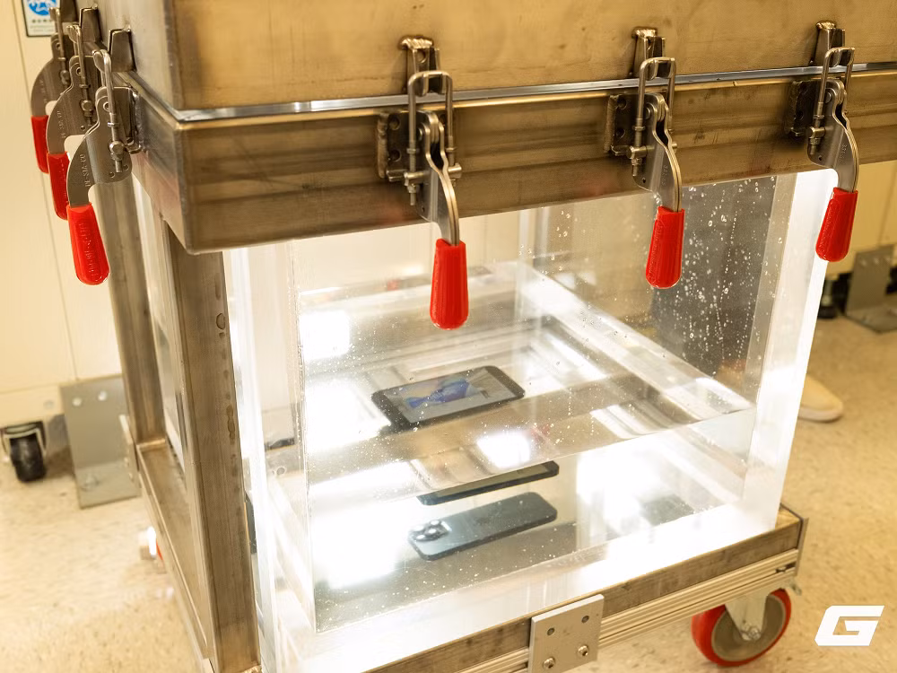 Những quy trình khắt khe này cho thấy iPhone không chỉ được thiết kế để đẹp mà còn phải “sống sót” trong mọi tình huống, từ đó lý giải vì sao thiết bị của Apple luôn được đánh giá cao về độ bền và tuổi thọ.(Ảnh: Genk)