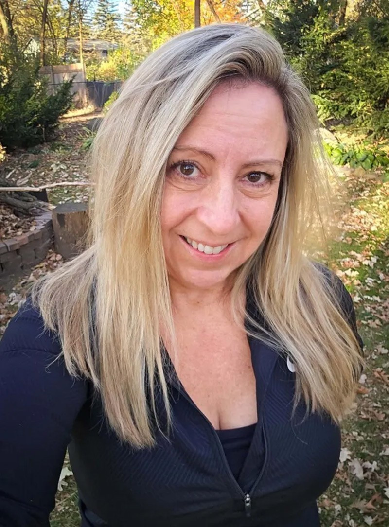 Melanie Metz, biệt danh “Nữ hoàng Lốc xoáy”, đã dành 3 thập kỷ truy đuổi những cơn lốc xoáy khổng lồ ở Mỹ. Bà nổi tiếng từ chương trình truyền hình Twister Sisters và sống tại vùng Tornado Alley, nơi bão tố hình thành mỗi mùa xuân.