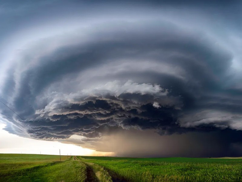 Metz cảnh báo rằng nguy hiểm không kết thúc khi lốc xoáy tan. Khí propane rò rỉ, dây điện chập cháy và đống đổ nát có thể gây chết người. Bà vẫn giữ liên lạc với gia đình được cứu năm đó.