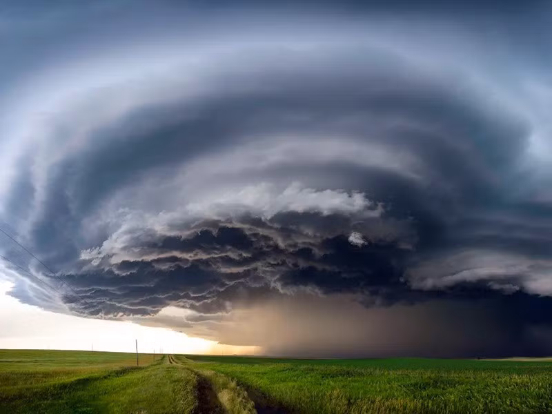 Metz cảnh báo rằng nguy hiểm không kết thúc khi lốc xoáy tan. Khí propane rò rỉ, dây điện chập cháy và đống đổ nát có thể gây chết người. Bà vẫn giữ liên lạc với gia đình được cứu năm đó.