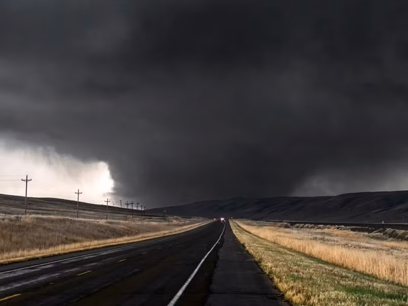 Tháng 4/2024, Metz suýt mất mạng khi truy đuổi loạt lốc xoáy ở Nebraska và Iowa. Bà lái xe 72 km/h dưới sợi cáp treo thấp, làm hỏng camera GoPro. Nếu cáp thấp hơn vài chục cm, bà có thể bị chém mất đầu.