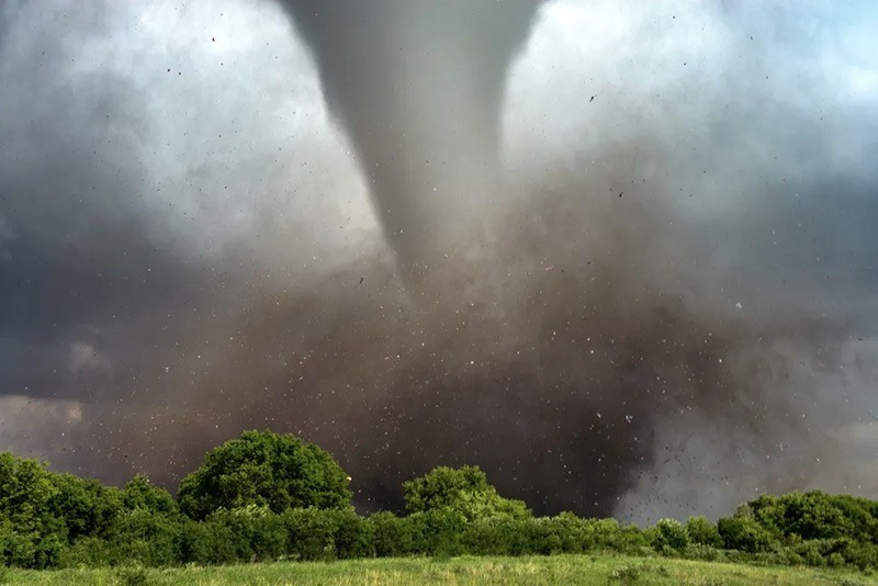 Thảm kịch El Reno đã cướp đi sinh mạng 3 nhà săn bão nổi tiếng Tim Samaras, con trai Paul và Carl Young, cùng 5 người khác. Đây là một trong những cơn lốc xoáy kỳ lạ và mạnh nhất từng được ghi nhận.