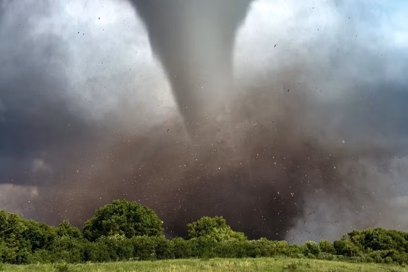 Thảm kịch El Reno đã cướp đi sinh mạng 3 nhà săn bão nổi tiếng Tim Samaras, con trai Paul và Carl Young, cùng 5 người khác. Đây là một trong những cơn lốc xoáy kỳ lạ và mạnh nhất từng được ghi nhận.