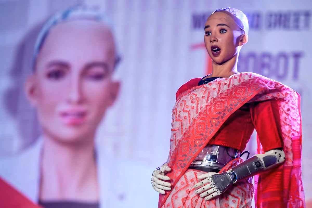 Tuyên bố này nhanh chóng bị Hanson Robotics giải thích là một lỗi ngôn ngữ không mong muốn từ hệ thống lập trình.