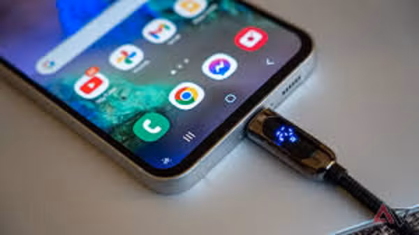 Không ít người dùng có thói quen sử dụng các loại cáp rẻ tiền để tiết kiệm chi phí, nhưng về lâu dài, việc này có thể dẫn đến tình trạng quá nhiệt, chai pin nhanh và phát sinh chi phí sửa chữa cao hơn nhiều so với việc đầu tư phụ kiện chính hãng ngay từ đầu.