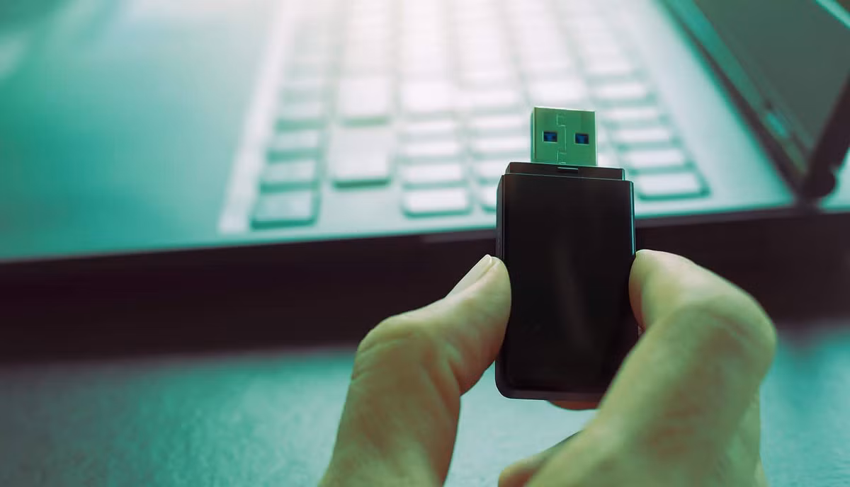 Thậm chí hiện nay còn có loại USB tự hủy thiết bị khi vừa kết nối, gây thiệt hại nặng nề.