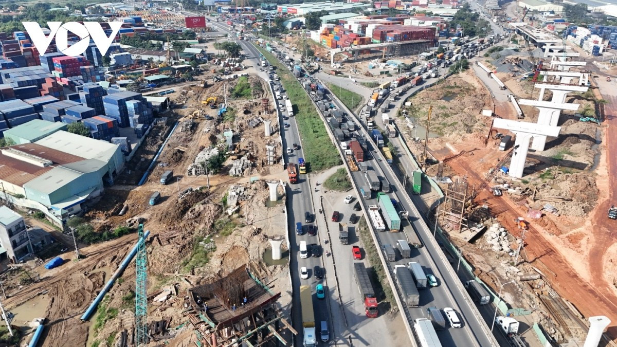 Hiện trường ngổn ngang, nên giao thông trên tuyến này hiện đang lộn xộn. ​​​​