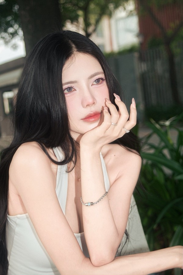 Trên mạng xã hội, nhiều fan dành lời khen cho gu thời trang ngày càng táo bạo nhưng vẫn có điểm nhấn riêng.