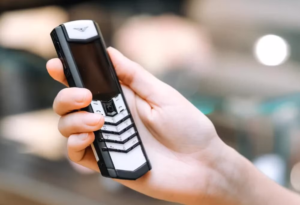 Ra đời dưới “cái bóng” của Nokia, Vertu không chạy đua cấu hình mà tập trung vào chế tác thủ công với vật liệu cao cấp như titanium, sapphire và ruby, biến điện thoại thành món đồ xa xỉ dành cho giới siêu giàu.