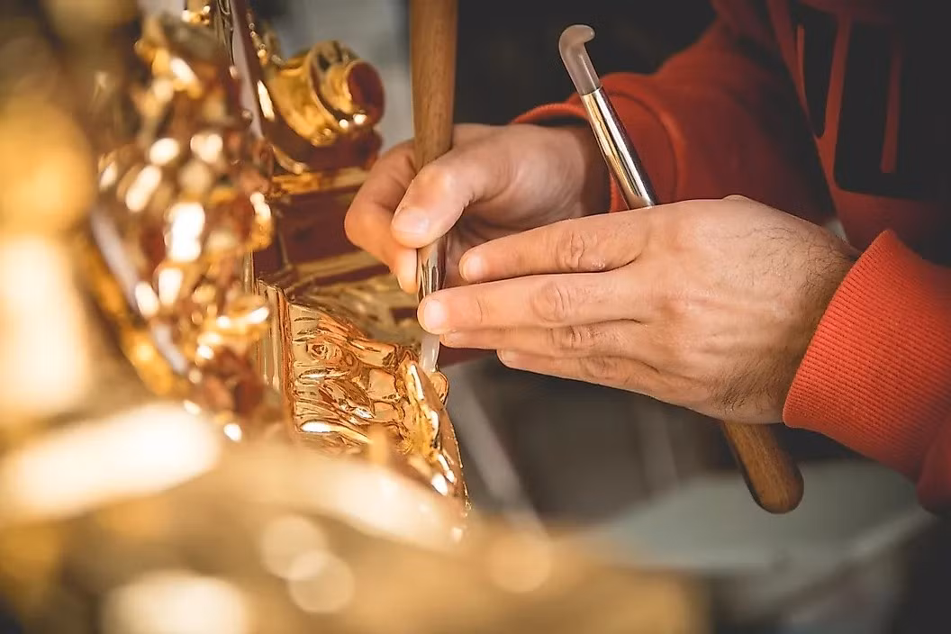 Công nghệ điện sơ khai, từ dây đồng đến máy phát điện đơn giản, cũng đủ để thắp sáng đêm trường Trung Cổ và thúc đẩy sản xuất, in ấn.