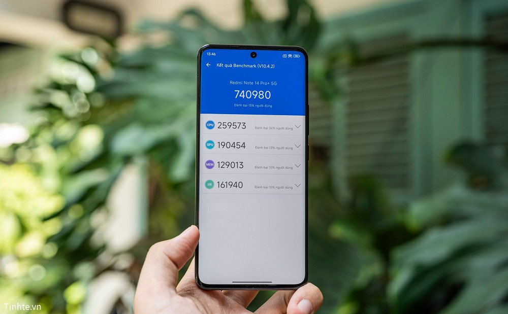 Màn hình AMOLED 1.5K sắc nét, phù hợp với người thích quay vlog, chỉnh ảnh và trải nghiệm đa phương tiện.