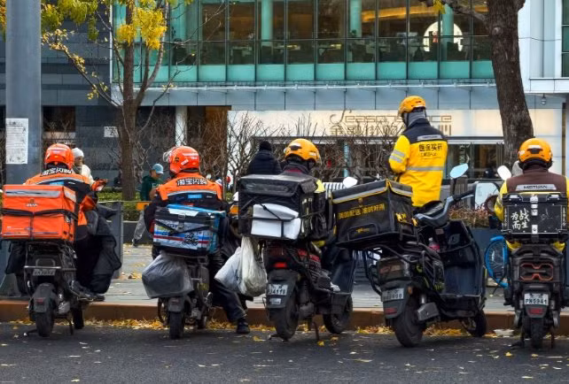 Những cửa hàng này chỉ tồn tại trên ứng dụng, không có bếp hay nhân sự, nhưng vẫn nhận đơn và thu tiền như một thương hiệu thật với hình ảnh và đánh giá hấp dẫn.