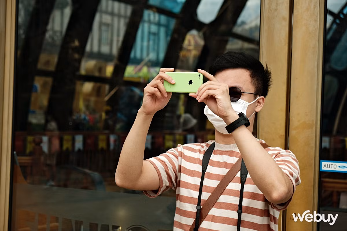 Nếu trước đây thiết kế này từng bị xem là kém cao cấp, thì hiện tại chính sự “không hoàn hảo” lại trở thành yếu tố tạo nên sức hút riêng biệt đối với người dùng trẻ. (Ảnh: Webuy)