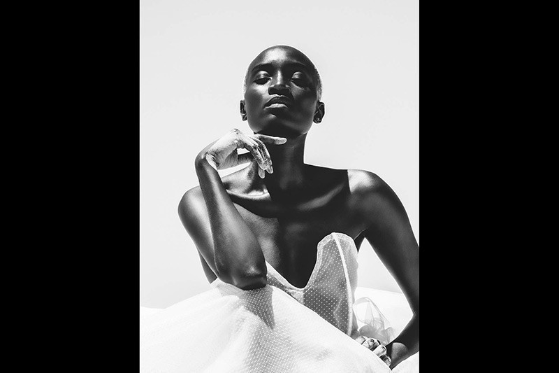 Nhiếp ảnh gia Stefan Groepper (Đức) với tác phẩm “Những người hầu gái châu Phi II” – Giải hạng mục Nghệ thuật.