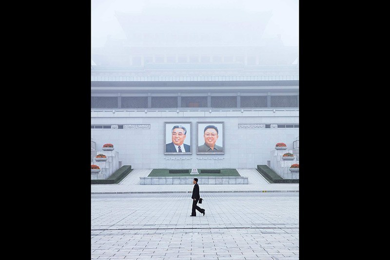 Nhiếp ảnh gia Luke Graham (Canada) với bộ ảnh “Nhân loại trong Kiến trúc của Kiểm soát” – Giải Nhiếp ảnh gia Quốc tế của Năm.