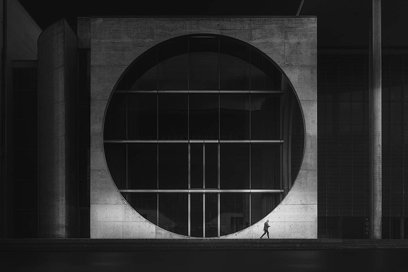 Nhiếp ảnh gia Thomas De Franzoni (Italy) với tác phẩm “Hình học của Cô đơn” – Giải Nhiếp ảnh Kiến trúc.