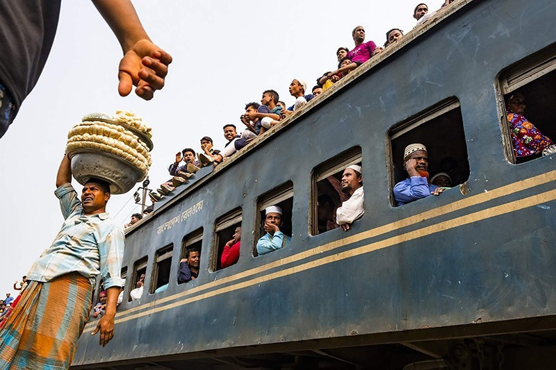 Nhiếp ảnh gia France Leclerc (Mỹ) với ảnh “Theo dấu chân người hành hương” – Giải hạng mục Đường phố.