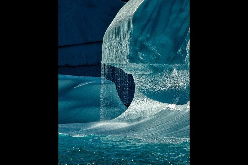 Nhiếp ảnh gia Randall Hanna (Mỹ) với ảnh bờ tảng băng – Giải hạng mục Phong cảnh.