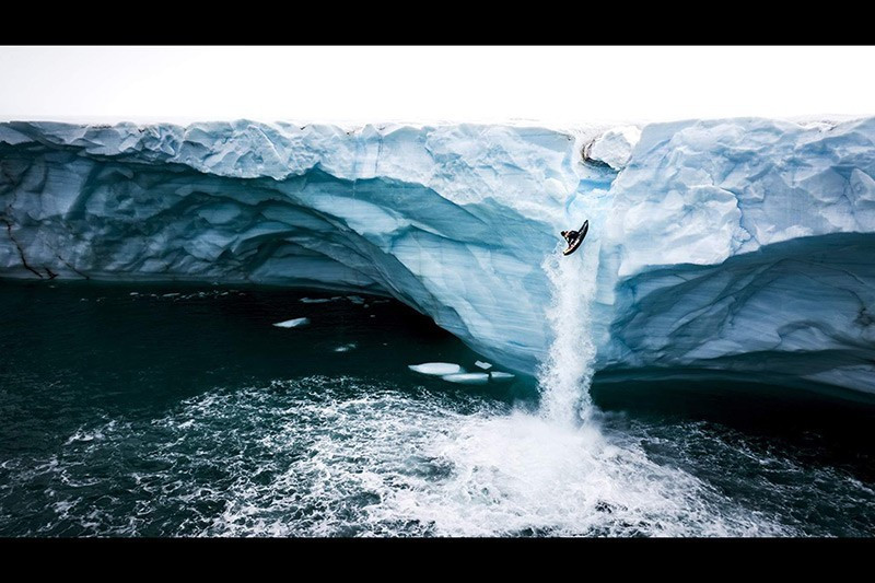 Nhiếp ảnh gia Gonzalo Robert (Chile) với ảnh “Xuyên qua băng” – Nhiếp ảnh gia của Năm hạng mục Thể thao.