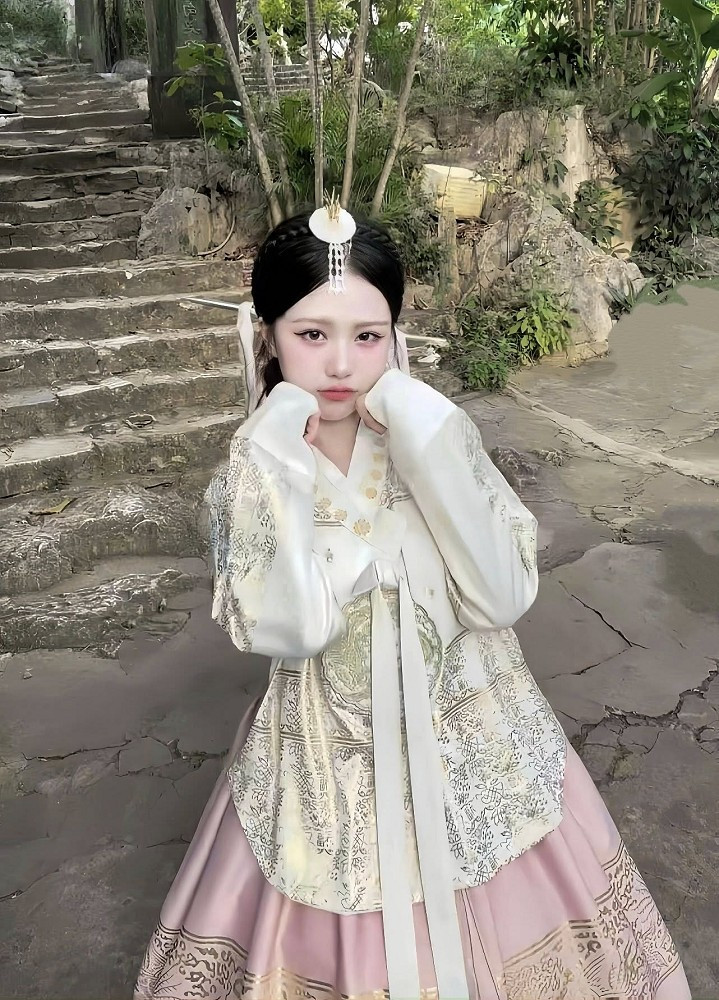 Yugi tiếp tục chứng minh vị thế coser nổi bật với phong cách độc đáo và khả năng tạo trend mạnh mẽ.